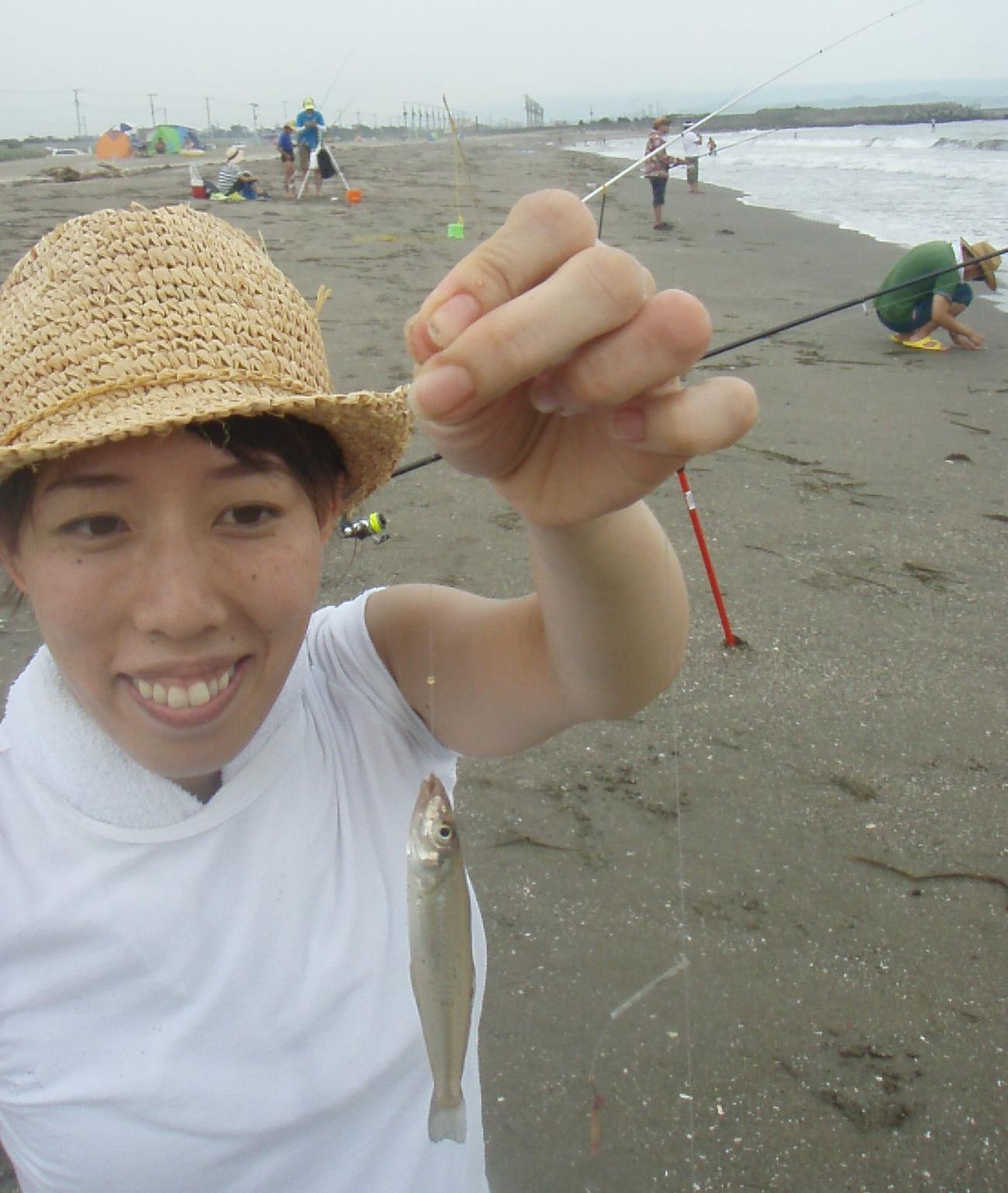 「キャー、初めてだけど釣れちゃった」とちょい投げ教室に参加した女性は釣ったシロギスを見てうっとり