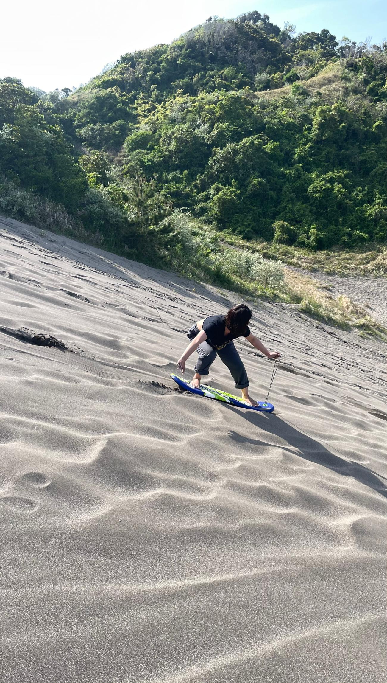 斜度のある平砂浦の砂山をサンドボードに素足で乗って滑走する。これからがトップシーズンだ（SURFCO提供）