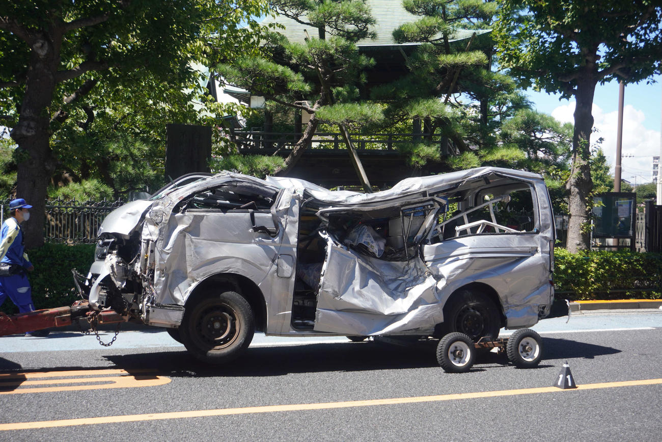 事故で大破したワゴン車（撮影・沢田直人）
