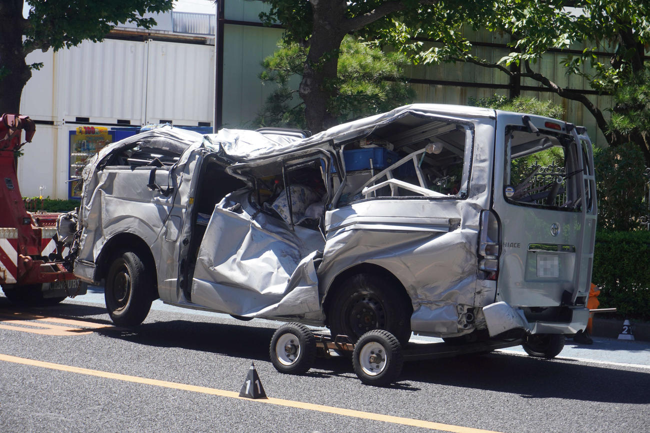 事故で大破したワゴン車（撮影・沢田直人）　※一部加工