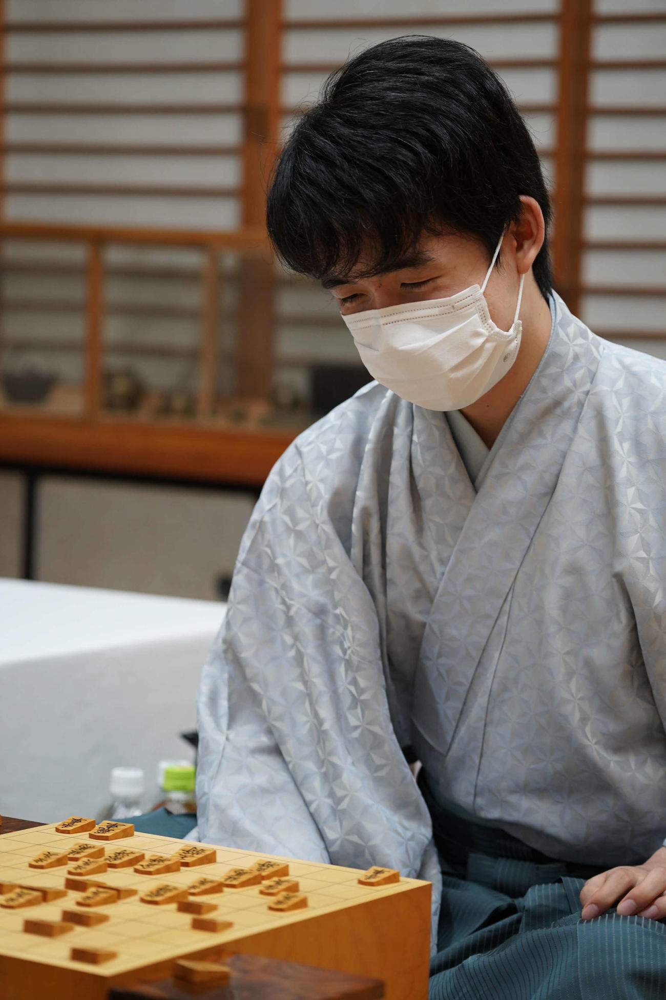 「お～いお茶杯第63期王位戦7番勝負」の第5局を終え、感想戦を行う藤井聡太王位（日本将棋連盟提供）