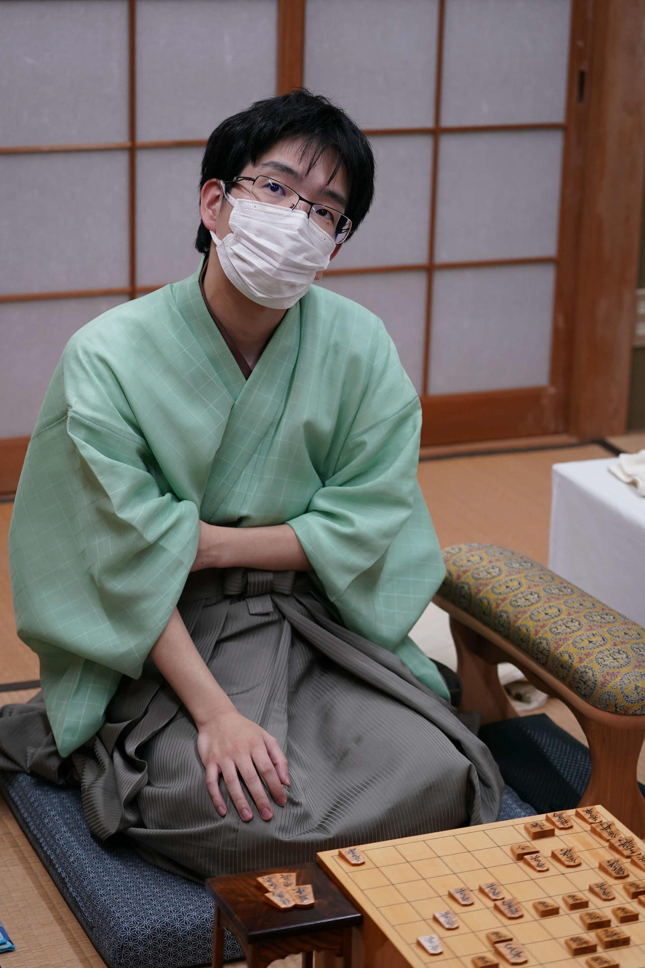 終局後、インタビューに応じる豊島将之九段（日本将棋連盟提供）