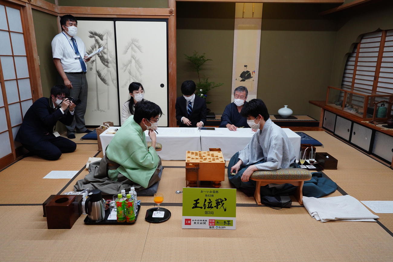 終局後、感想戦を行う藤井聡太王位（右）と豊島将之九段（日本将棋連盟提供）