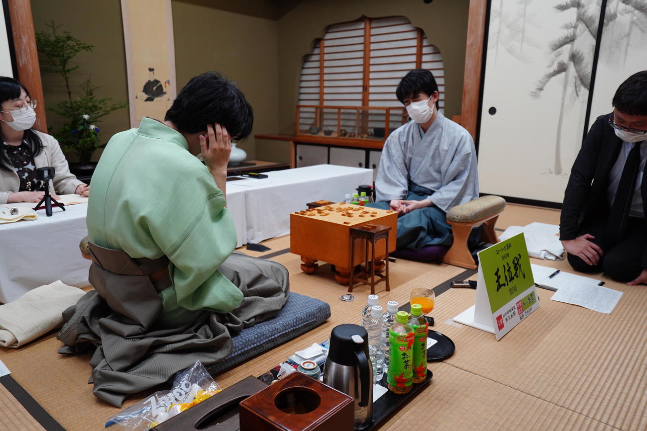 終局後、インタビューに応じる藤井聡太王位（右）と豊島将之九段（日本将棋連盟提供）
