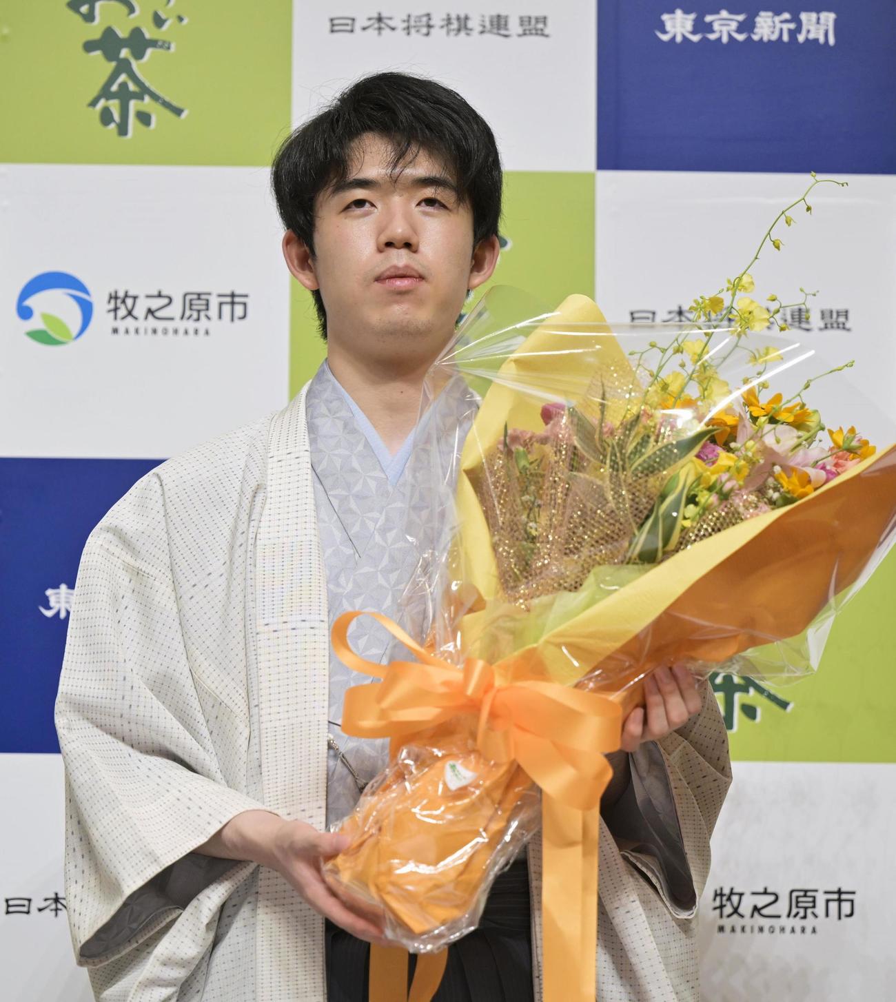 豊島将之九段を破って3連覇を達成、花束を手にする藤井聡太王位