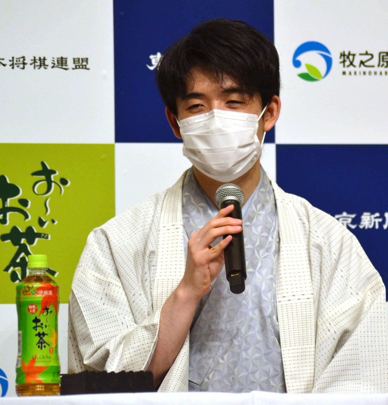 王位を防衛して記者会見に応じる藤井聡太王位