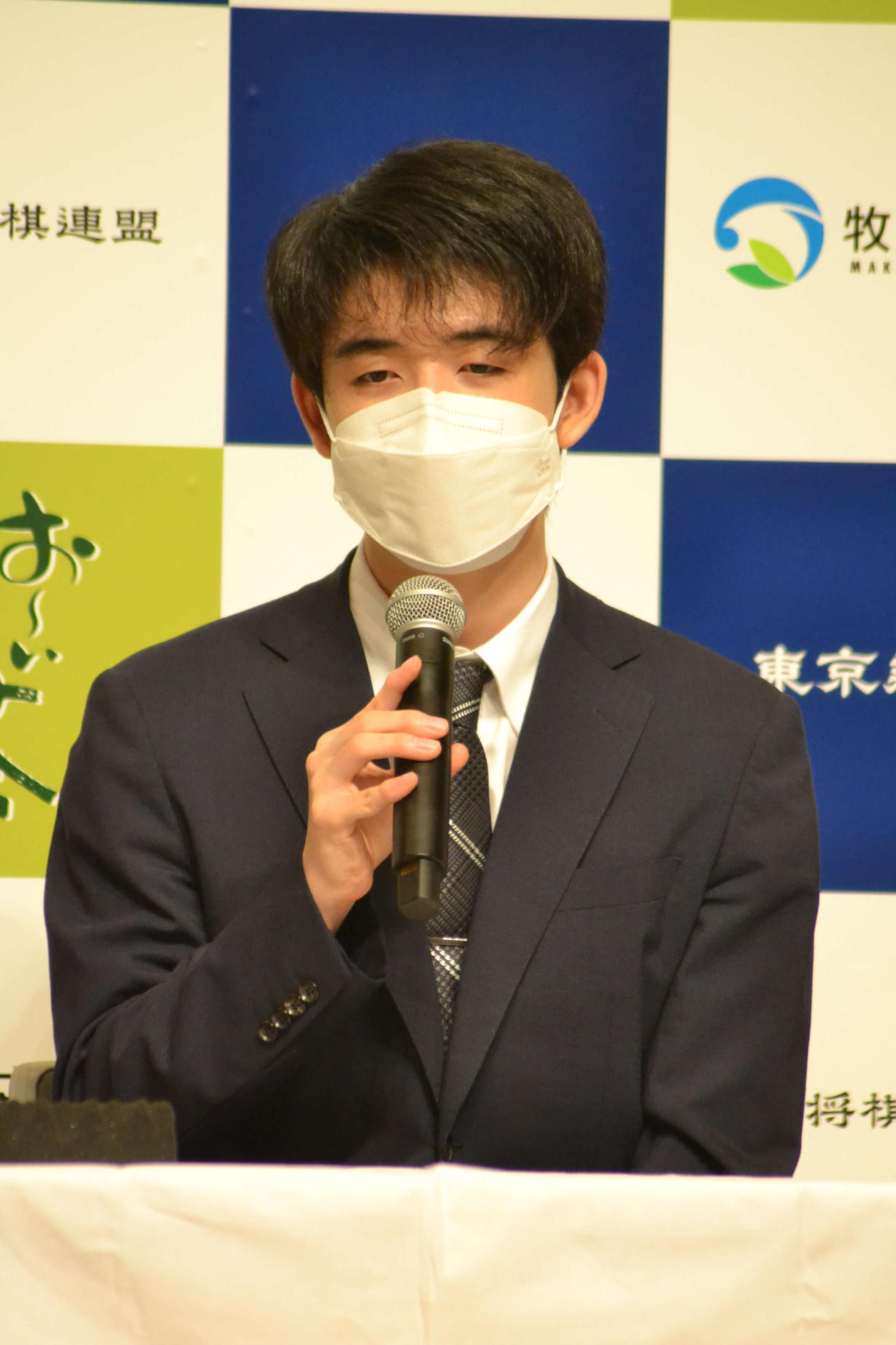 王位戦3連覇から一夜明けて記者会見に応じる藤井聡太王位