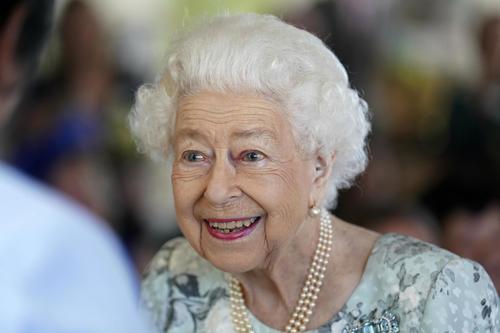7月、新しく建てられたホスピスを訪れた英国のエリザベス女王（AP＝共同）