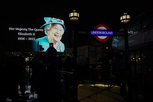 8日、英ロンドンの街頭で映し出された英国のエリザベス女王の写真（AP＝共同）