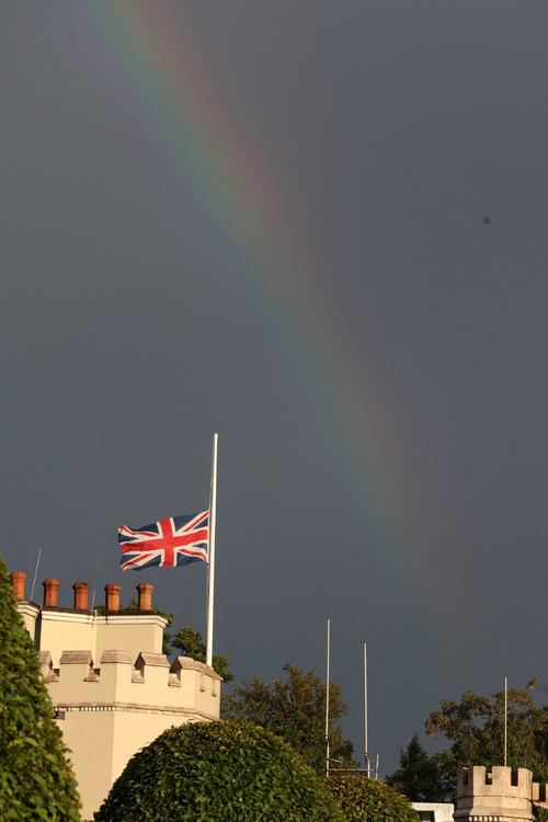 英国のエリザベス女王の死後、英国の空に虹が架かった（ロイター）