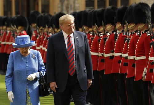 2018年7月13日　儀仗兵を視察するエリザベス女王（左）とトランプ大統領（AP）