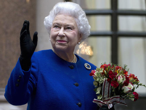 2012年12月18日　ロンドンでの記念日のお祝いの一環である公式訪問を終える際に、上を向いて外務連邦省の職員に手を振るエリザベス女王（AP）