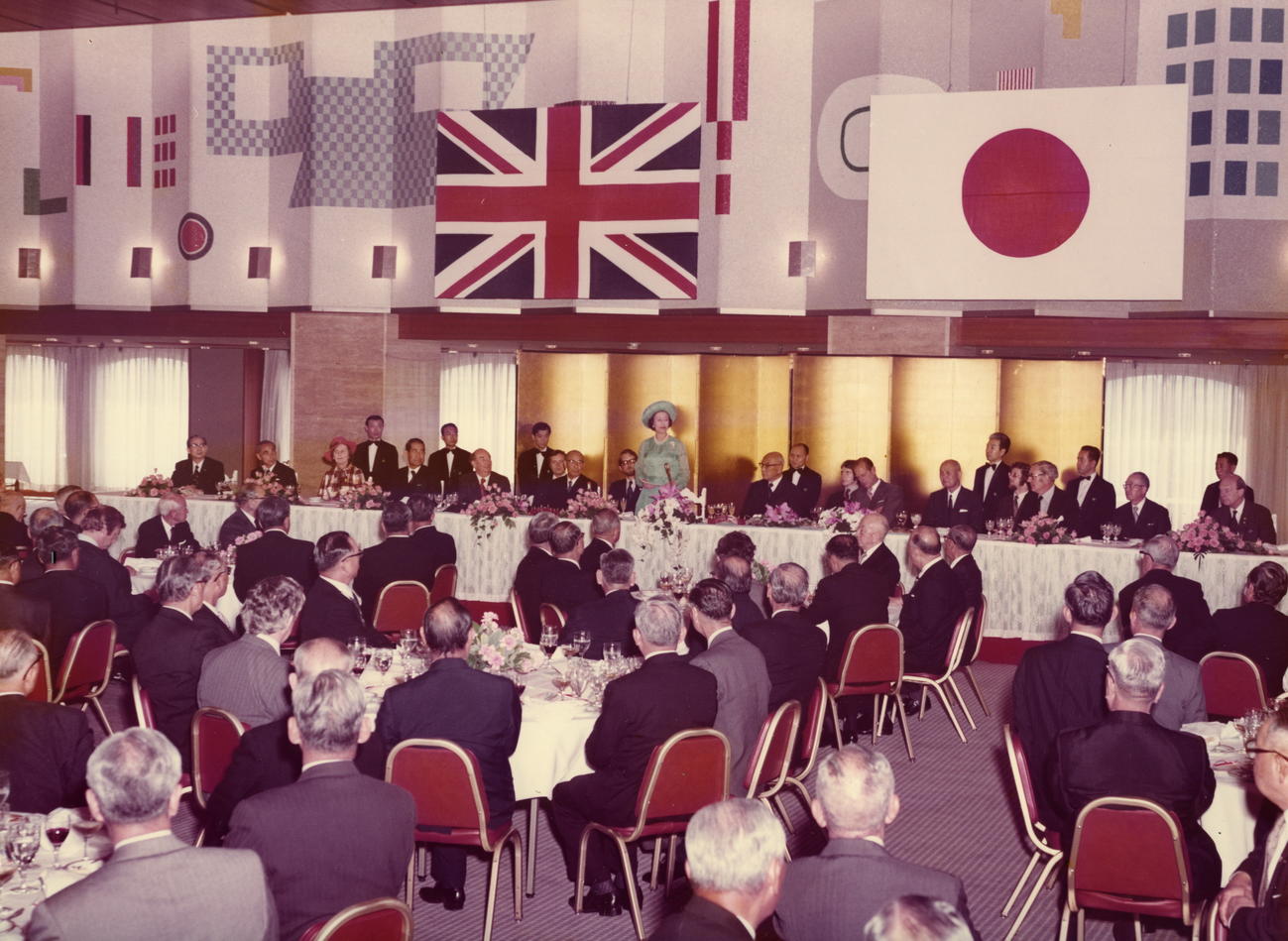75年、東京會舘での歓迎午餐会であいさつするエリザベス女王（中央）（東京會舘提供）