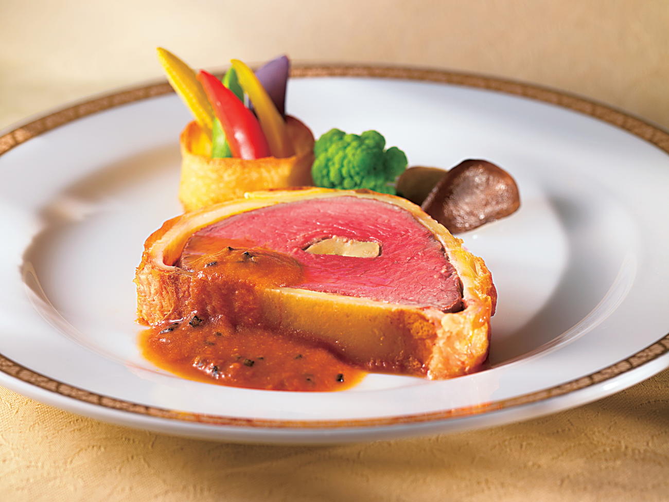 60年近く愛され続けている東京會舘の逸品「牛フィレ肉のフォア・グラ詰めパイ包み焼きプリンスアルベール風」（東京會舘提供）