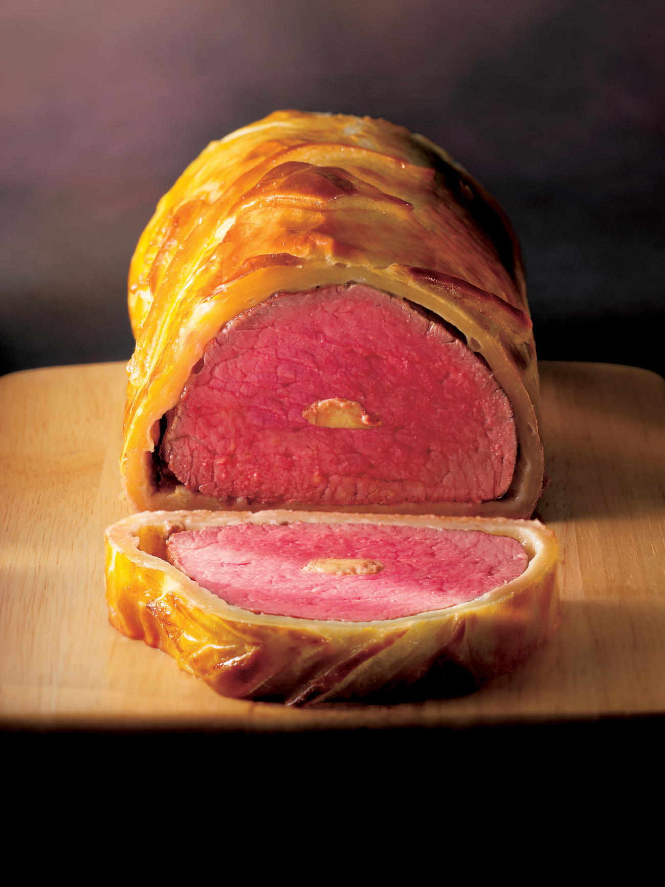 東京會舘の逸品「牛フィレ肉のフォア・グラ詰めパイ包み焼きプリンスアルベール風」の断面（東京會舘提供）