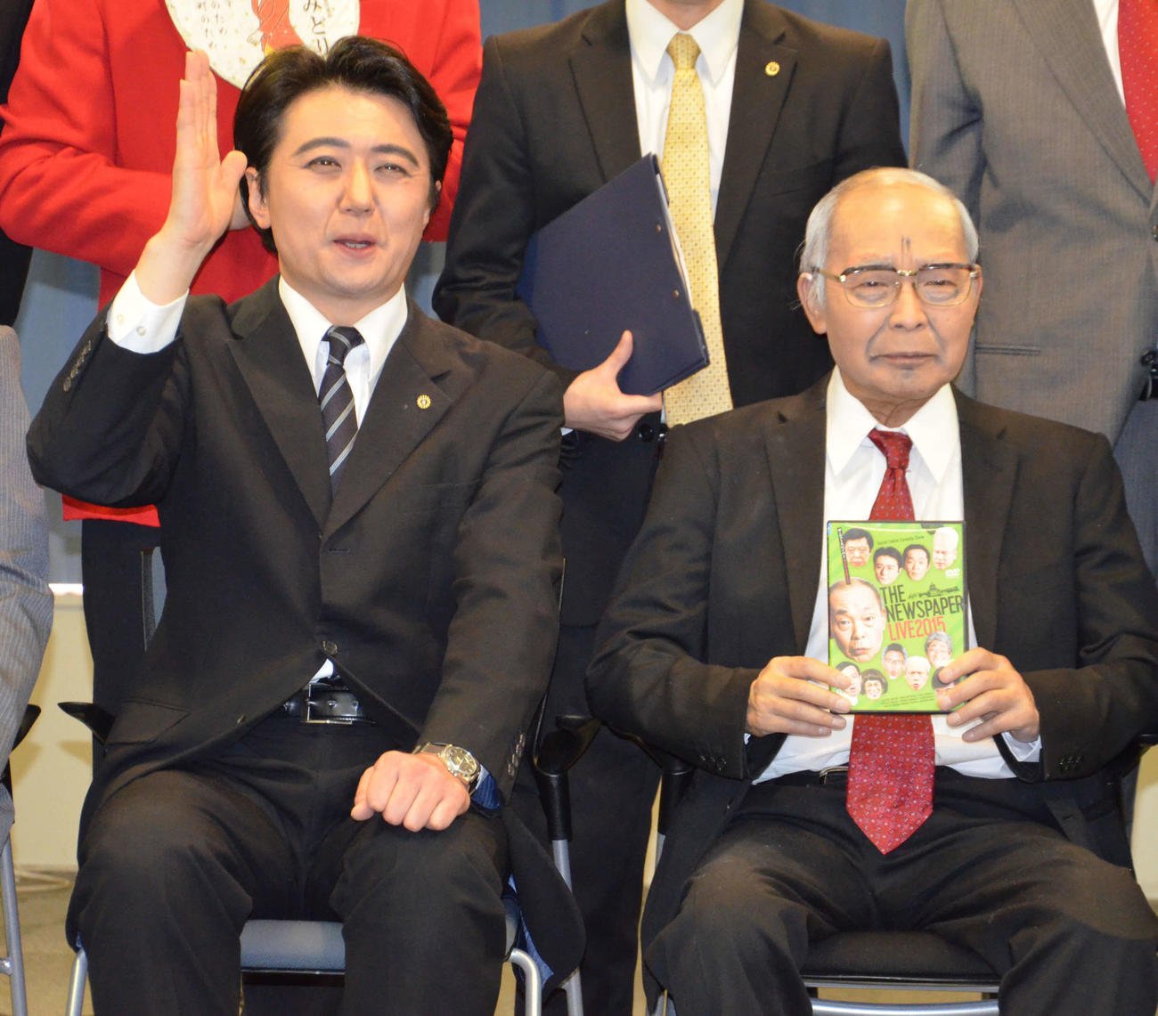 16年4月、社会風刺コント集団「ザ・ニュースペーパー」ライブDVD発売イベントに出席したザ・ニュースペーパーの福本ヒデ（左）と渡部又兵衛さん