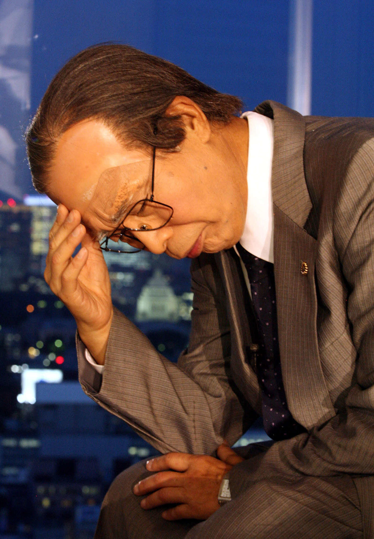 08年9月、福田首相の辞任表明で、ニセ福田首相の渡部又兵衛さんは国会議事堂をバックに悩む