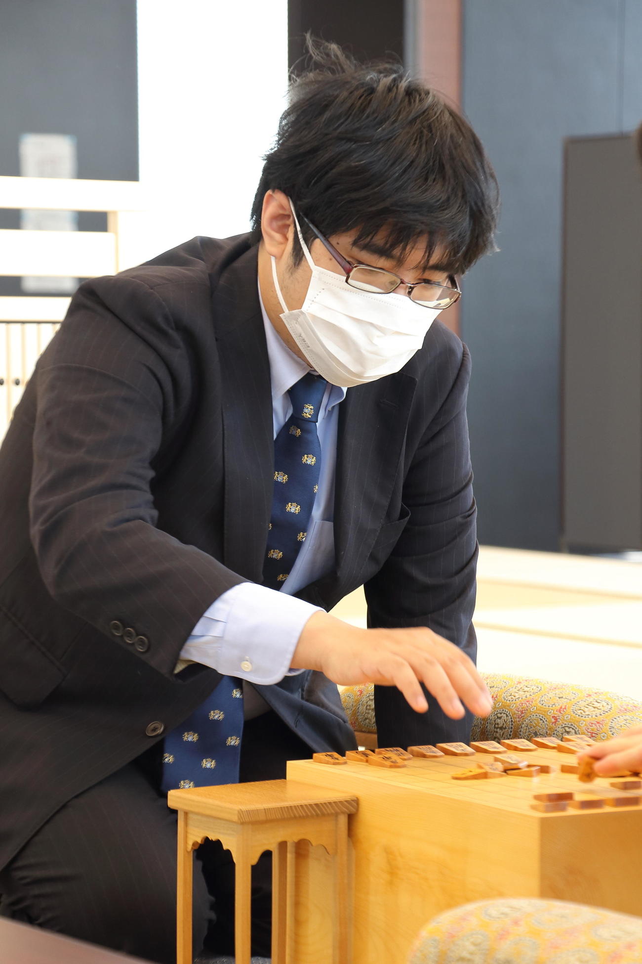 順位戦A級3回戦に臨んだ藤井聡太竜王（左）、糸谷哲郎八段（日本将棋連盟提供）