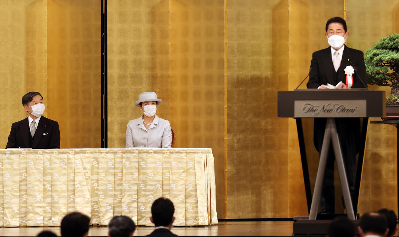 日本遺族会創立75周年記念式典に出席された天皇皇后両陛下。右はあいさつする岸田文雄首相（撮影・狩俣裕三）