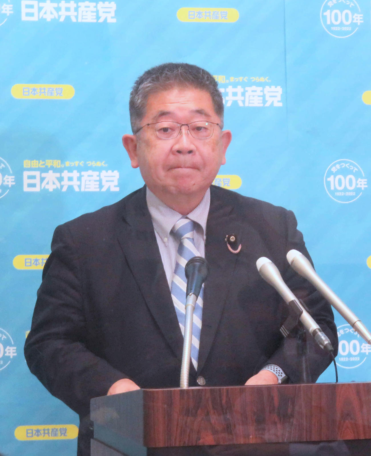 共産党の小池晃書記局長は岸田内閣の支持率下落や旧統一教会に関する自民党の点検を批判した（撮影・大上悟）
