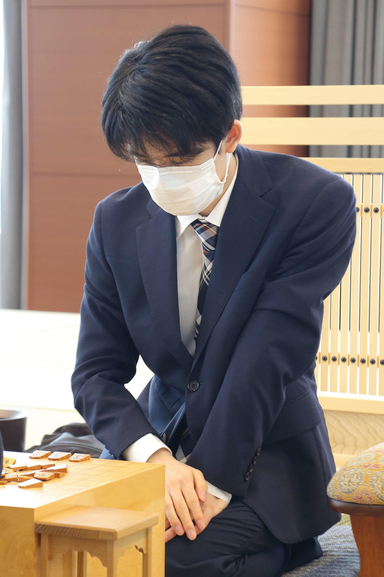 順位戦A級3回戦に臨んだ藤井聡太竜王（日本将棋連盟提供）