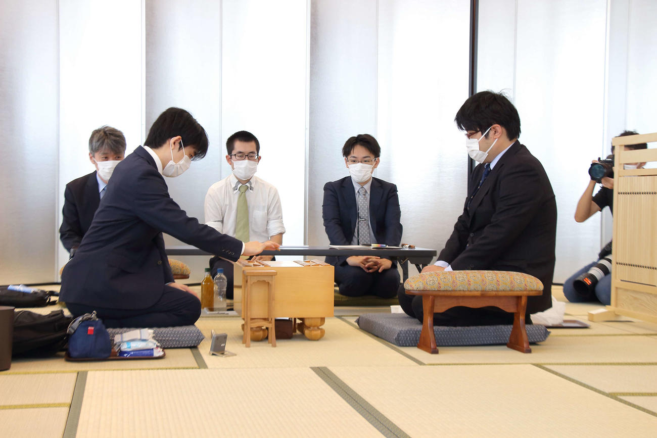 順位戦A級3回戦に臨んだ藤井聡太竜王（左）、糸谷哲郎八段（日本将棋連盟提供）