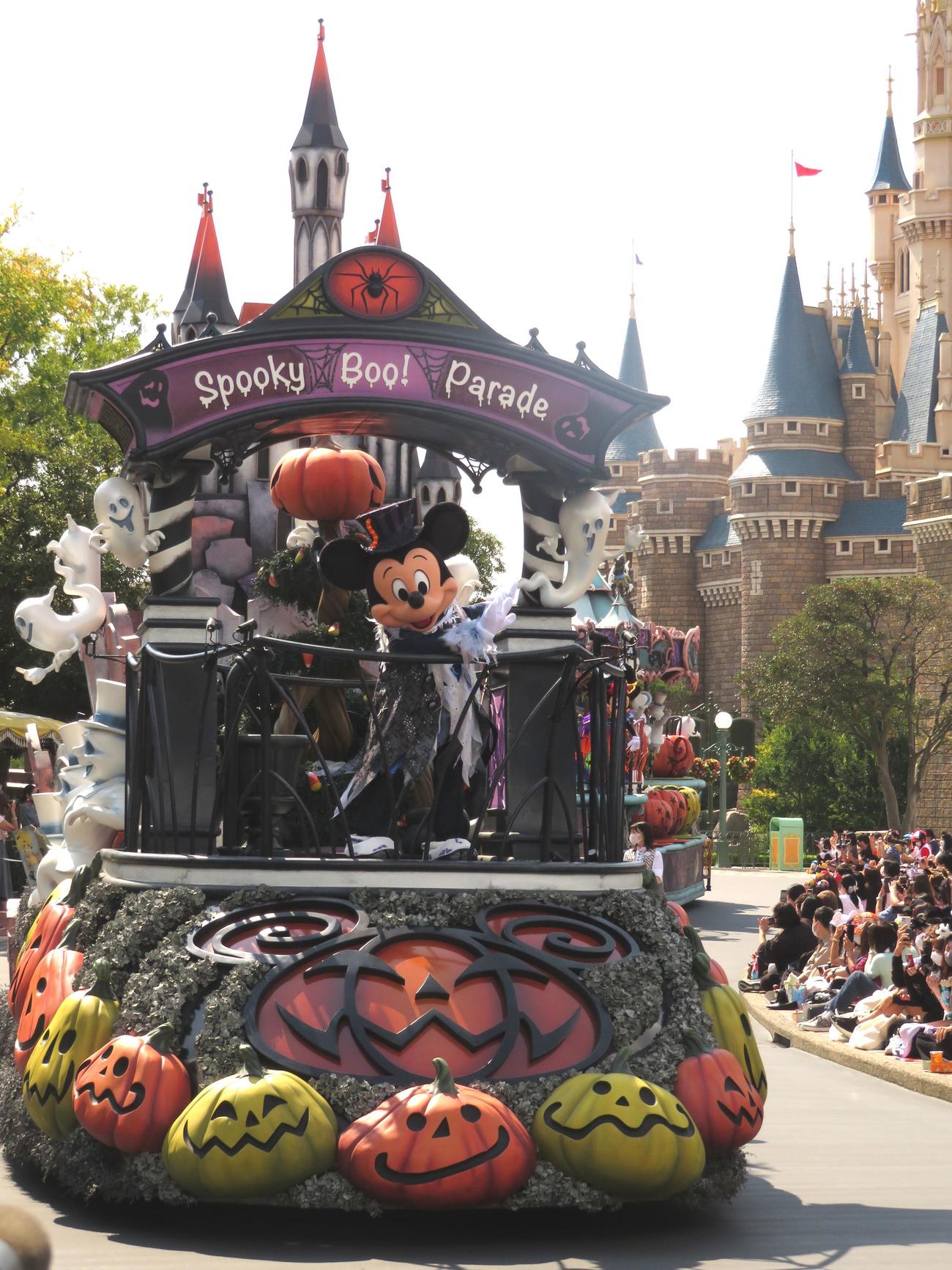 東京ディズニーランドにパレードが3年ぶりに帰ってきた！　ハロウィン仕様の扮装（ふんそう）でシンデレラ城を模したフロートに乗るミッキーマウス（撮影・寺沢卓）