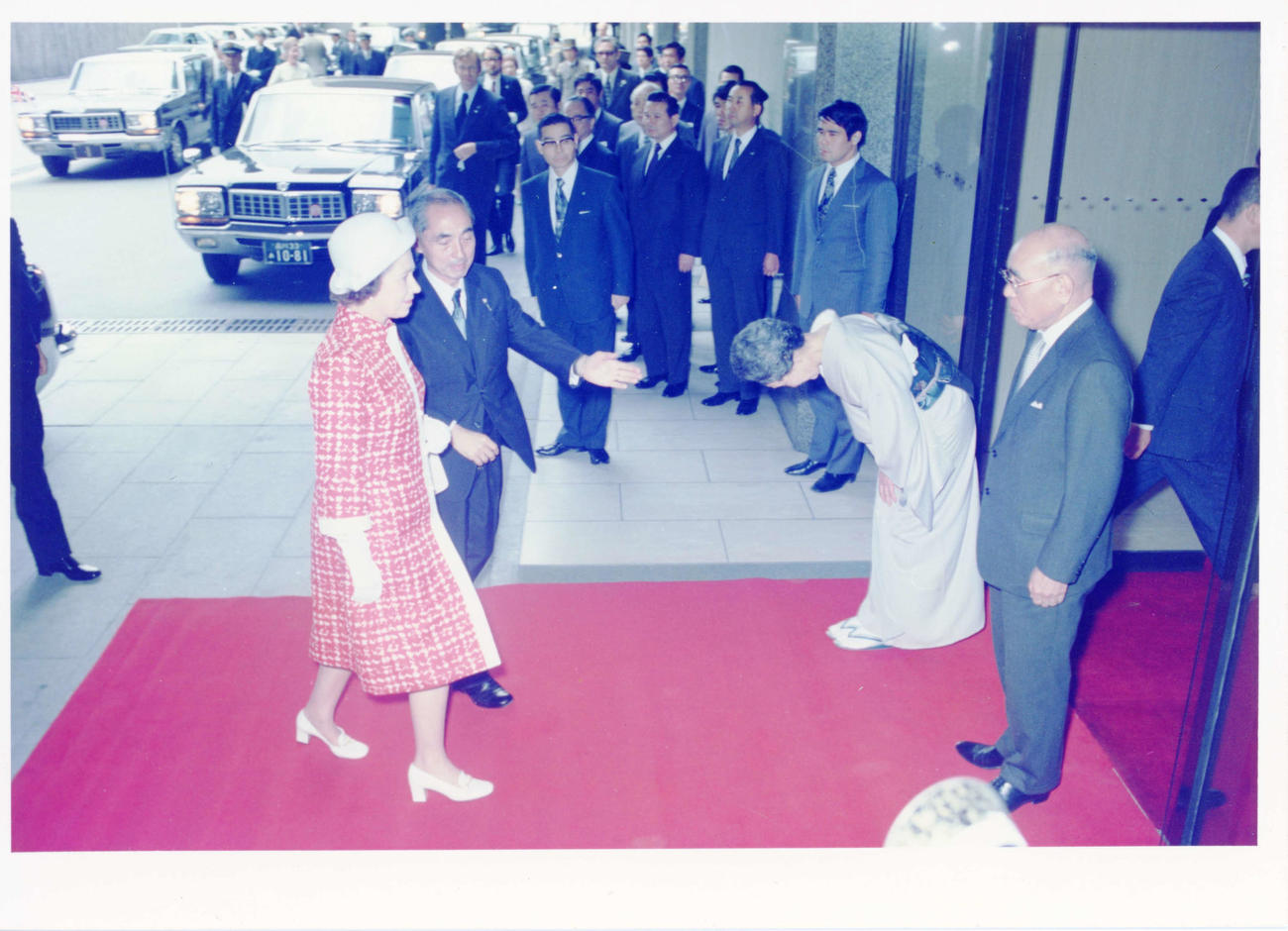 75年の午餐会で帝国ホテルを訪れたエリザベス英女王（同社提供）