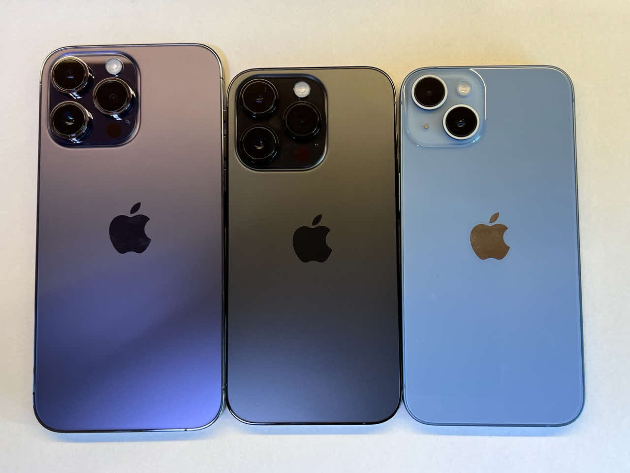 iPhoneの「14」シリーズで左から「14プロマックス」「14プロ」「14」（石川温氏提供）