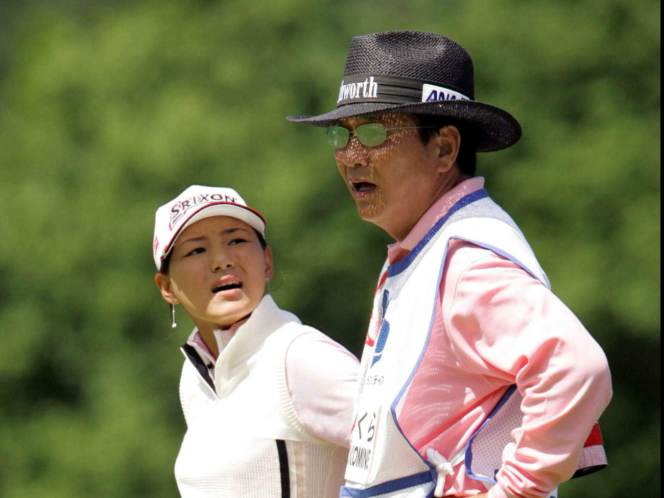 05年6月、横峯さくらはキャディーの父良郎氏と話す