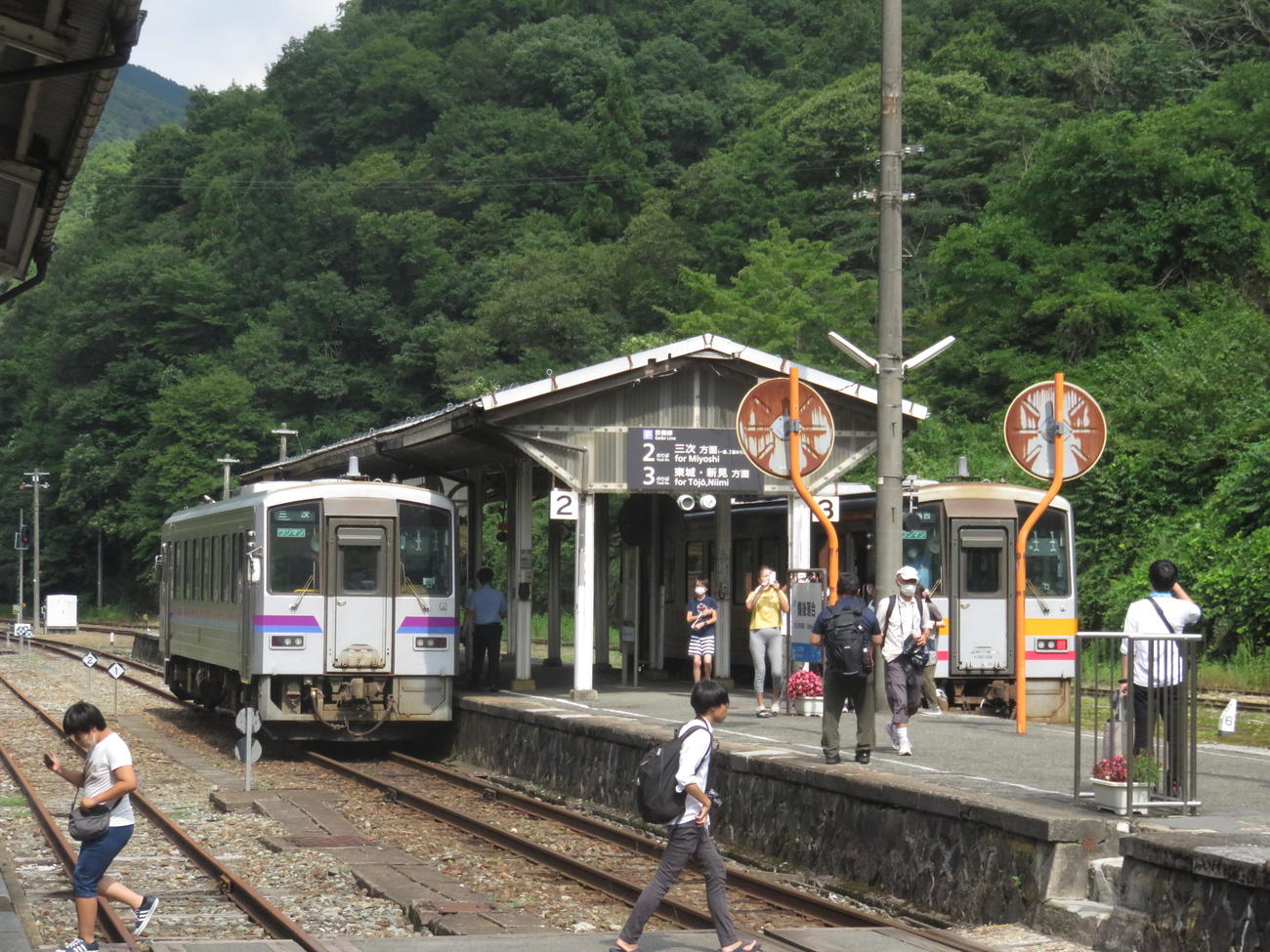 輸送密度11人の芸備線と同37人の木次線の乗換駅・備後落合。普段は閑散としている構内に夏休み中、多くの鉄道ファンが集まった