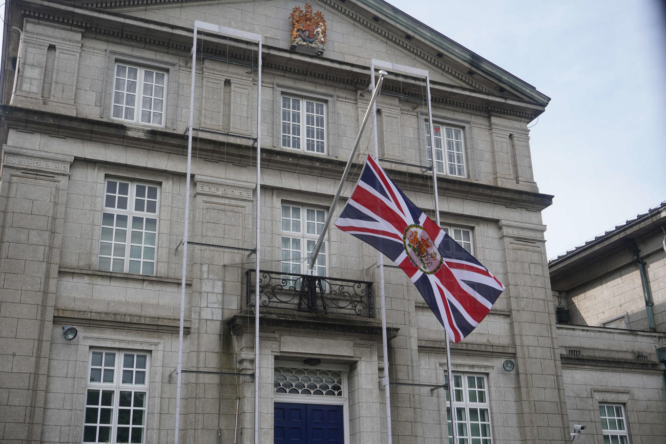 英国大使館に掲げられた半旗（撮影・沢田直人）