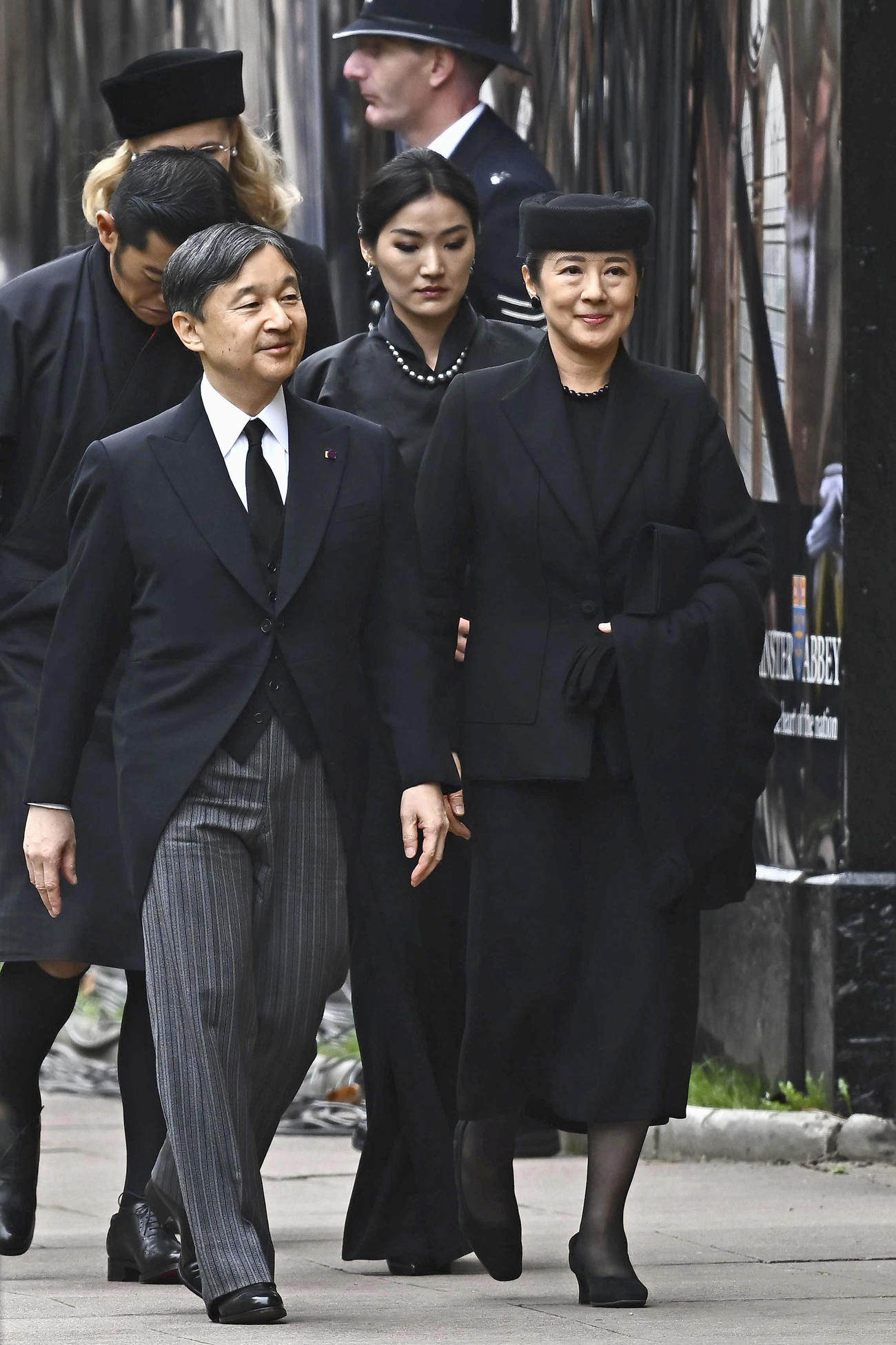 19日、エリザベス英女王の国葬が執り行われるウェストミンスター寺院に到着された天皇、皇后両陛下（ゲッティ＝共同）