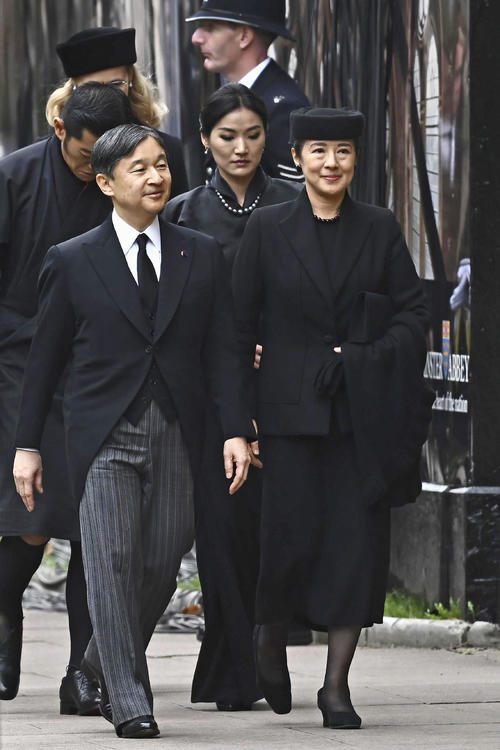 19日、エリザベス英女王の国葬が執り行われるウェストミンスター寺院に到着された天皇、皇后両陛下（ゲッティ＝共同）