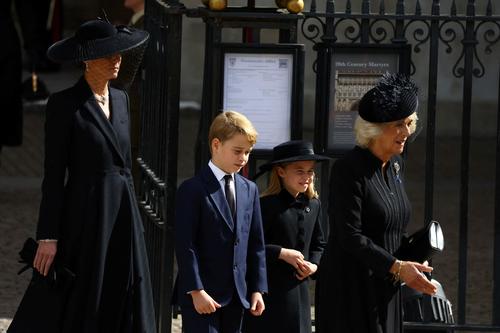 国葬に参列した、左からキャサリン妃、ジョージ王子、シャーロット王女、カミラ王妃（ロイター）