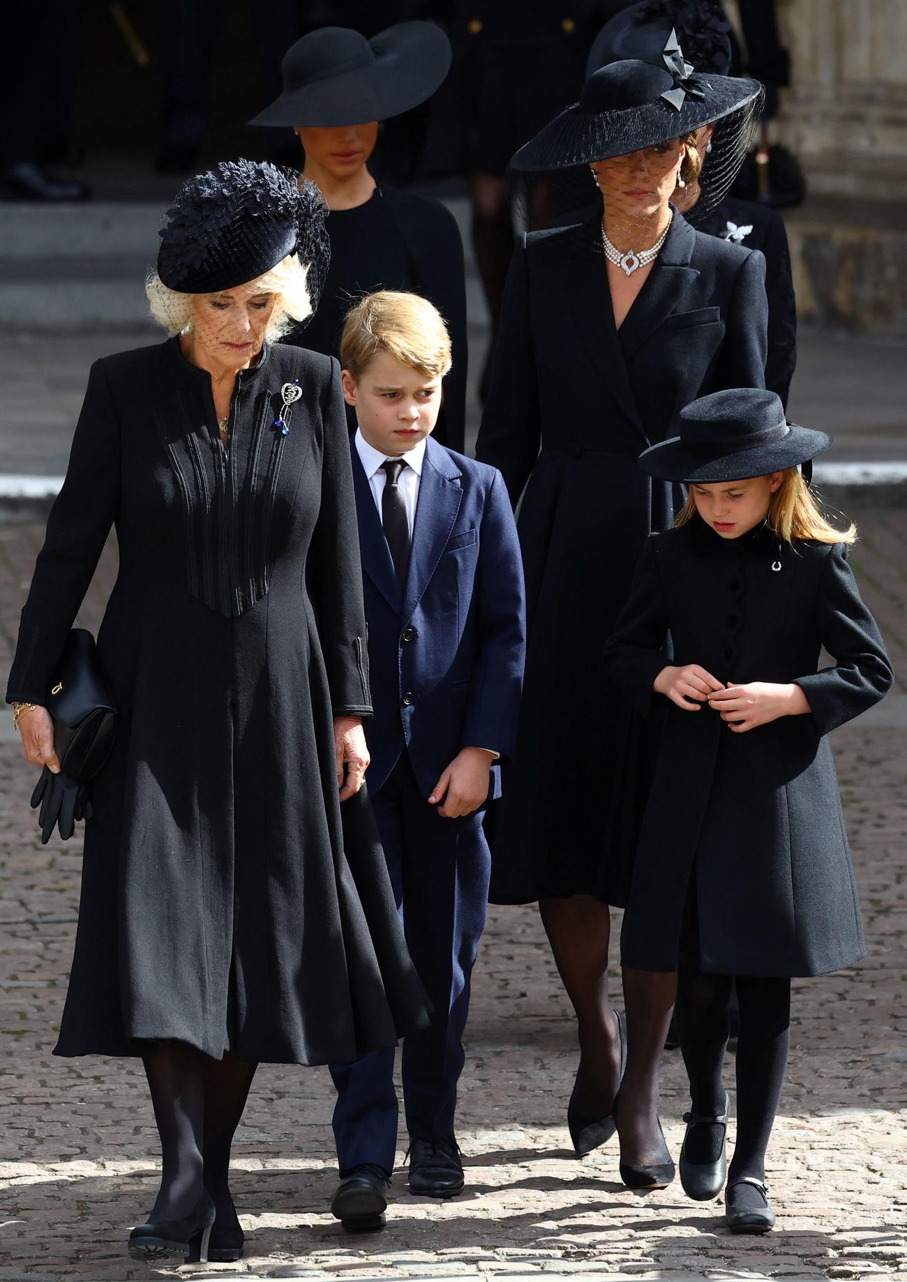 国葬に参列した手前左から、カミラ王妃、ジョージ王子、シャーロット王女、後方左からメーガン妃、キャサリン妃（ロイター）