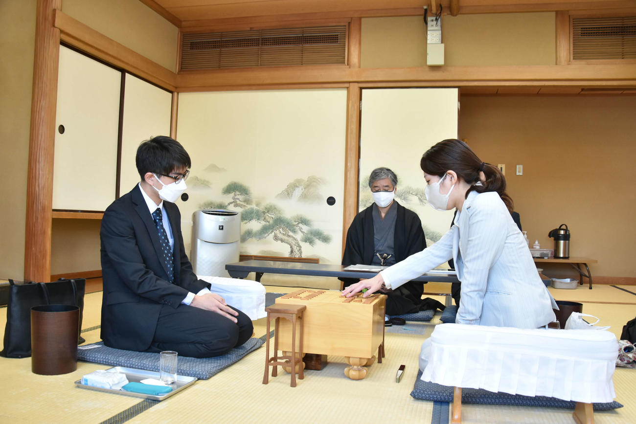 棋士編入試験5番勝負第2局の岡部怜央四段（左）戦に挑む里見香奈女流5冠（右、日本将棋連盟提供）