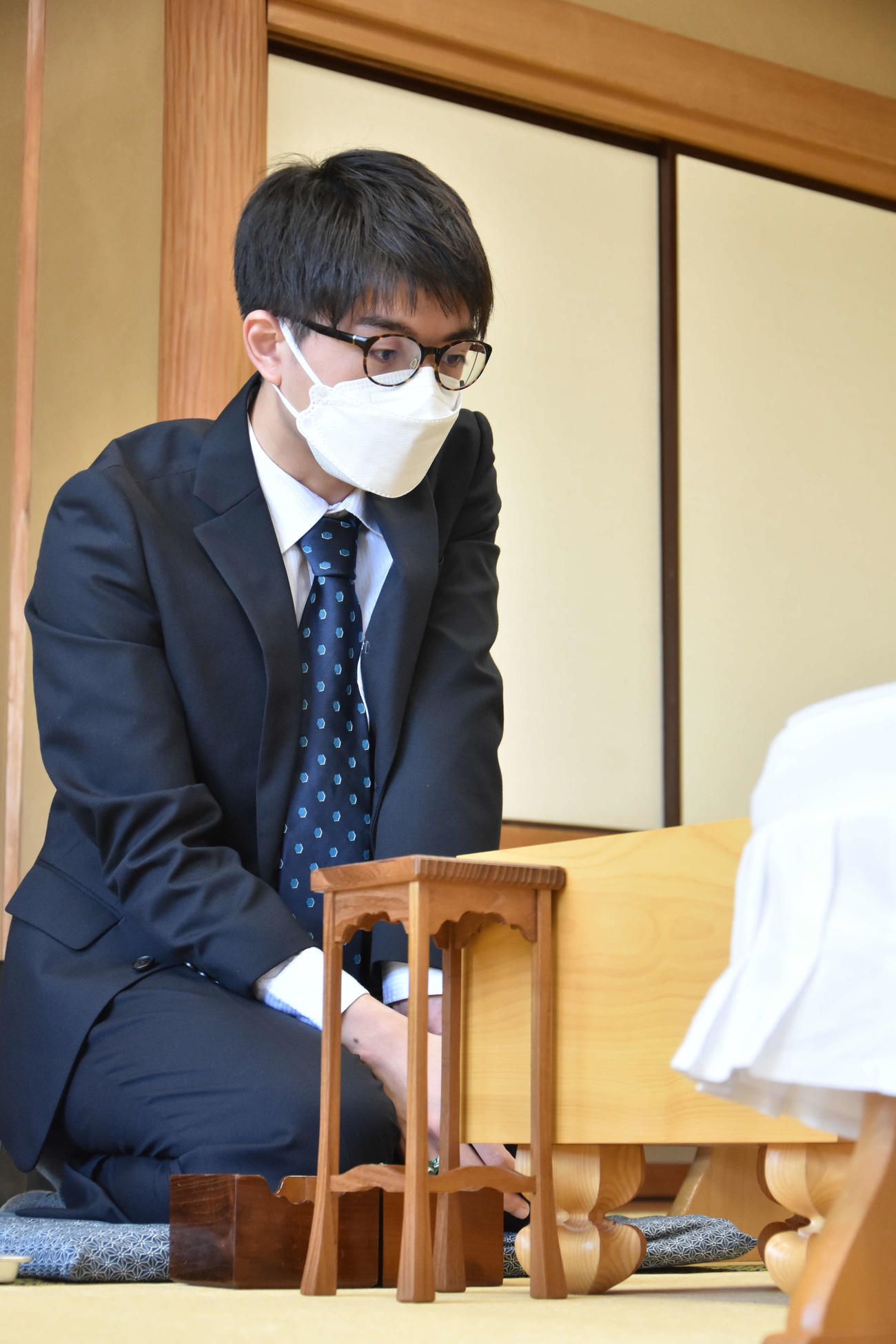 里見香奈女流5冠の棋士編入試験5番勝負第2局で対戦する岡部怜央四段戦（日本将棋連盟提供）
