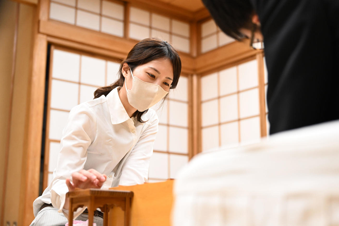 棋士編入試験の第2局で岡部怜央四段に敗れ、感想戦で対局を振り返る里見香奈女流五冠（代表撮影）