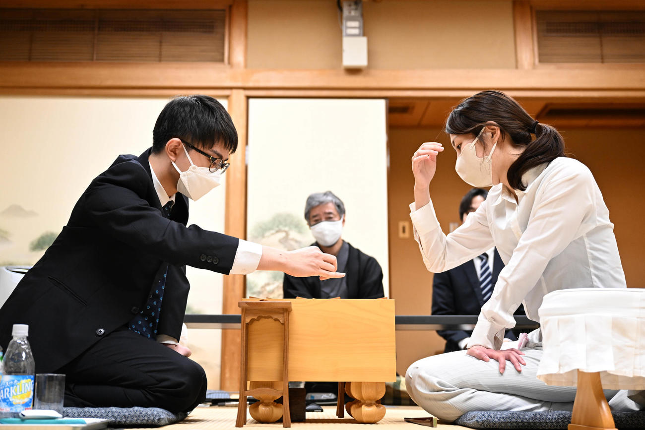 棋士編入試験の第2局で岡部怜央四段（左）に敗れ、感想戦で対局を振り返る里見香奈女流五冠（代表撮影）