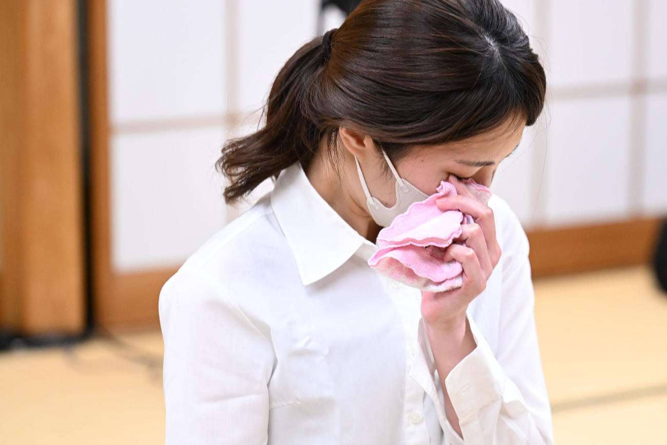 棋士編入試験の第2局で岡部怜央四段に敗れ、感想戦の途中で目元を押さえる里見香奈女流五冠（代表撮影）