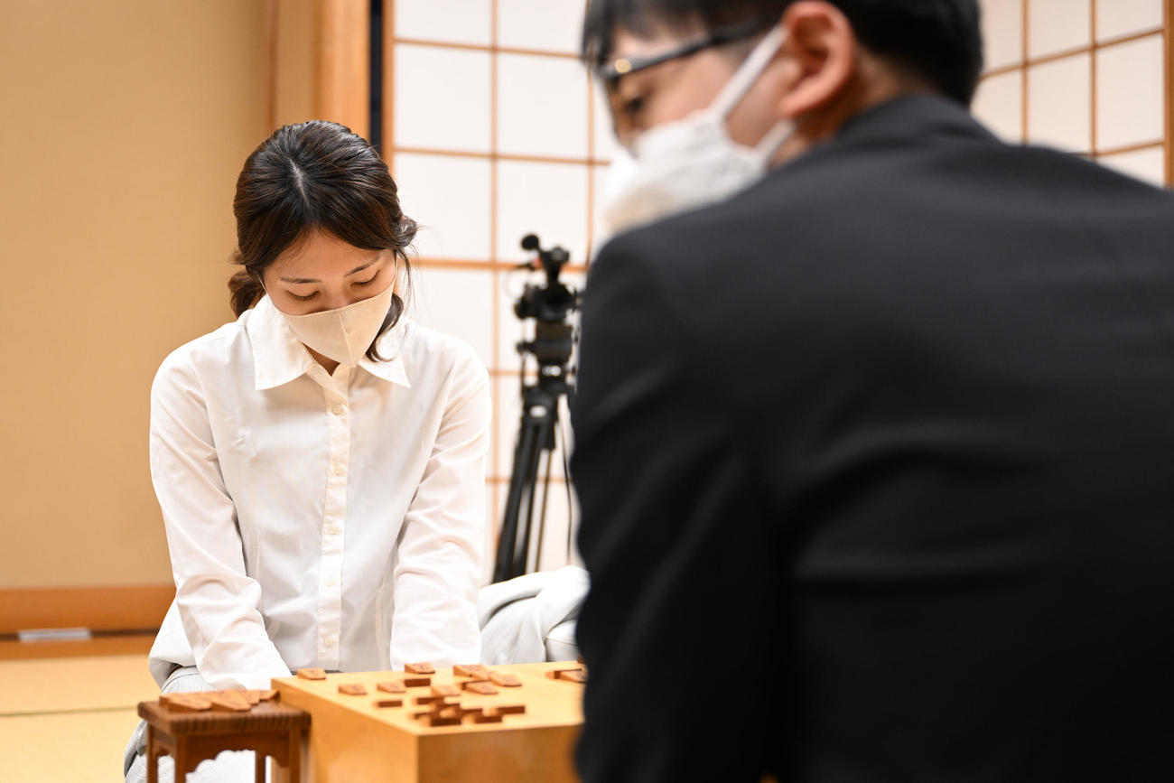 棋士編入試験の第2局で岡部怜央四段（右）に敗れ、肩を落とす里見香奈女流五冠（代表撮影）