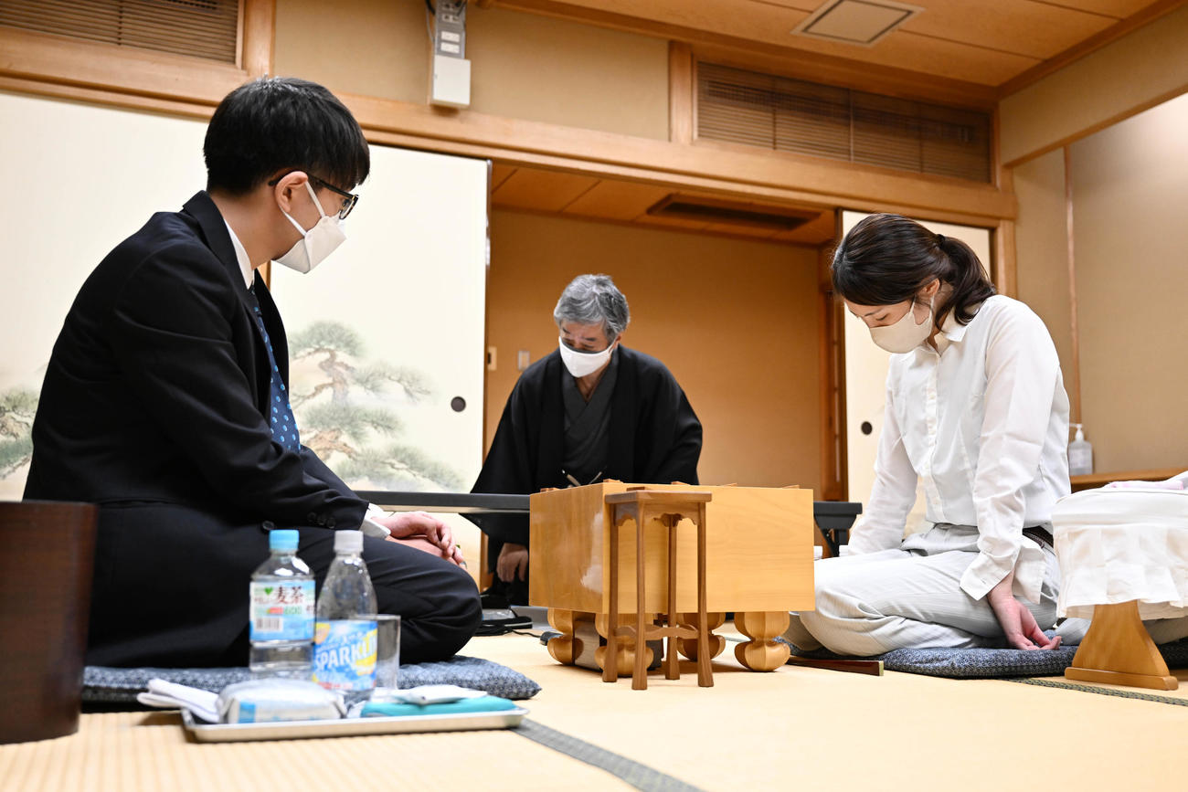 棋士編入試験の第2局で岡部怜央四段（左）に敗れ、肩を落とす里見香奈女流五冠（代表撮影）
