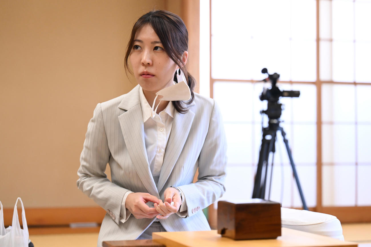 棋士編入試験　棋士編入試験の第2局に臨む里見香奈女流五冠（代表撮影）