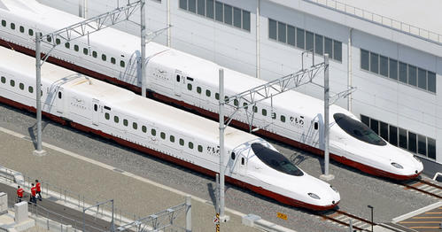 JR九州の車両基地に並ぶ西九州新幹線「かもめ」（共同）