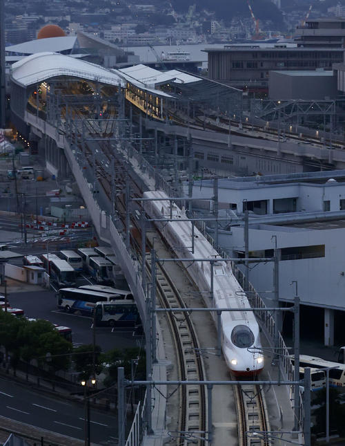 JR長崎駅（奥）を出発した西九州新幹線「かもめ」の一番列車＝23日午前6時18分（共同）
