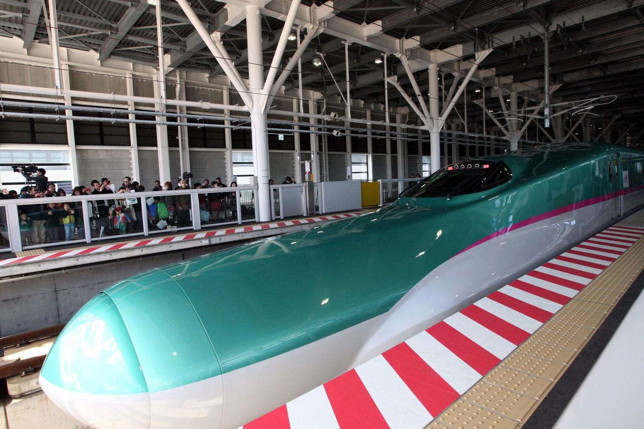 定刻10時49分に出発する北海道新幹線「はやぶさ18号」（2016年3月撮影）