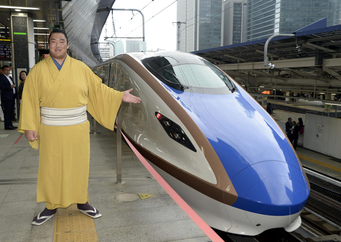 北陸新幹線「かがやき」に乗車して、巡業地の地元石川県小松市に向かう輝（2015年6月撮影）