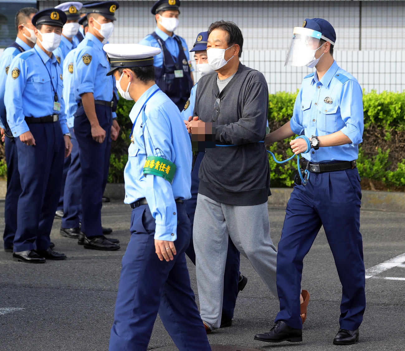 東京空港署から移送される村田容疑者。25日午前7時35分（一部加工）（撮影・野上伸悟）