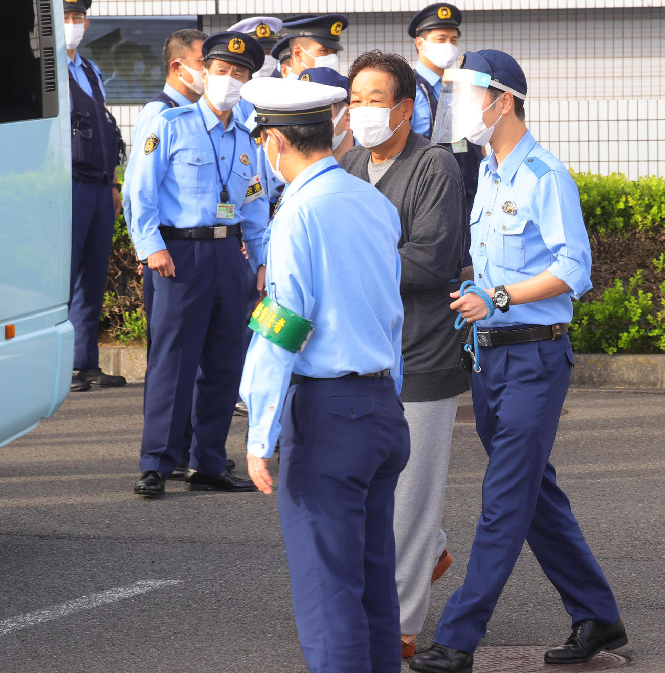 東京空港署から移送される村田兆治容疑者。25日午前7時35分（撮影・野上伸悟）